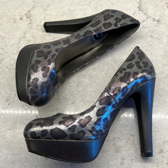 Guess 5” platform pumps in metallic leopard print - Picture 6 of 6